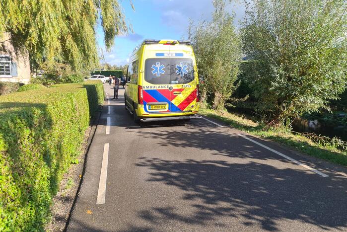 Scooter en auto botsen met elkaar