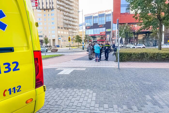 Persoon op scootmobiel moet naar het ziekenhuis na botsing met auto