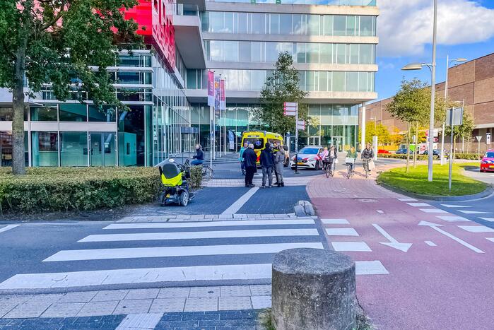 Persoon op scootmobiel moet naar het ziekenhuis na botsing met auto