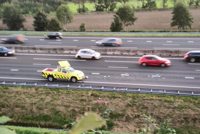 Auto van Rijkswaterstaat aangereden door vrachtwagen