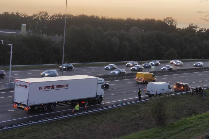Auto van Rijkswaterstaat aangereden door vrachtwagen