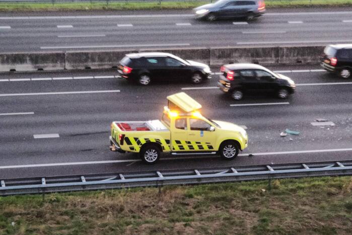 Auto van Rijkswaterstaat aangereden door vrachtwagen