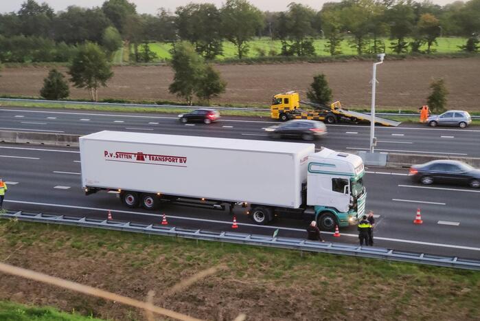 Auto van Rijkswaterstaat aangereden door vrachtwagen