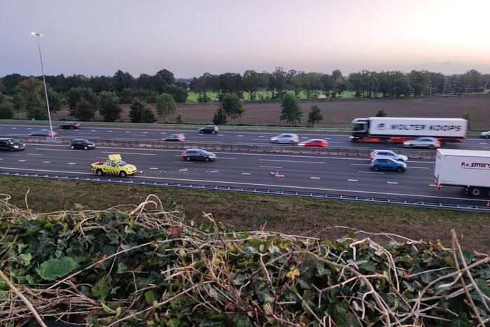 Auto van Rijkswaterstaat aangereden door vrachtwagen