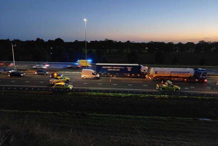 Auto van Rijkswaterstaat aangereden door vrachtwagen