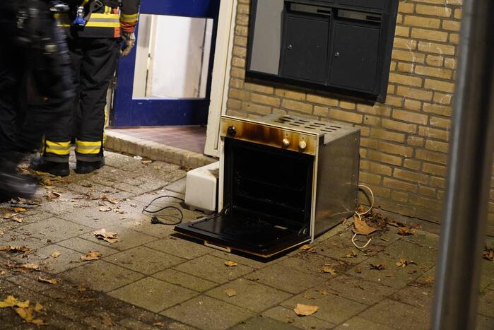 Magnetron door bewoner uit raam gegooid