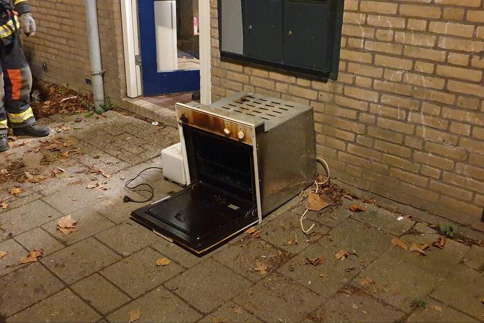 Magnetron door bewoner uit raam gegooid