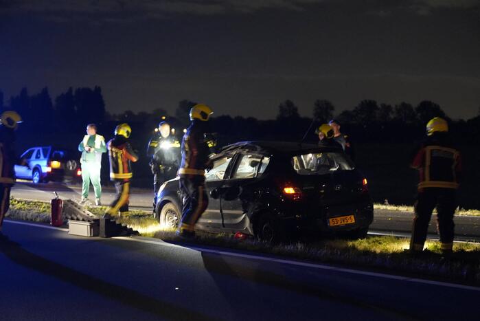 Personenauto slaat over de kop en raakt total-loss