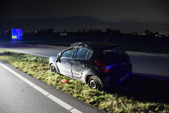 Personenauto slaat over de kop en raakt total-loss