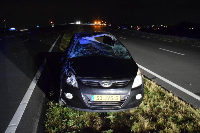Personenauto slaat over de kop en raakt total-loss