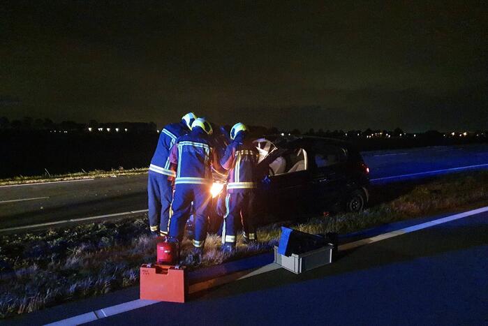Personenauto slaat over de kop en raakt total-loss