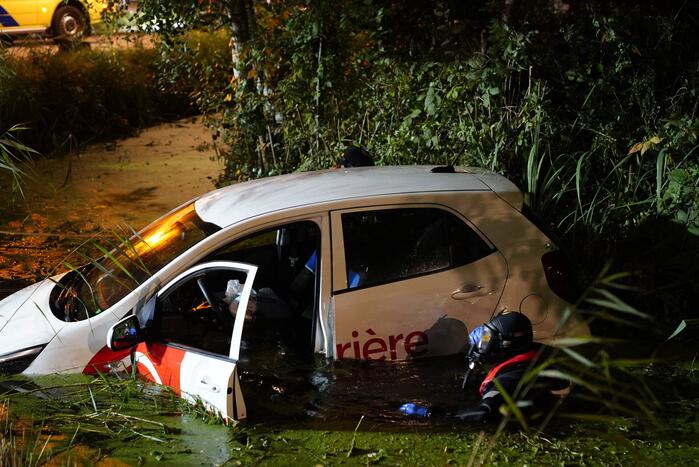 Personenauto belandt in sloot
