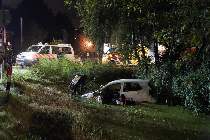 Personenauto belandt in sloot