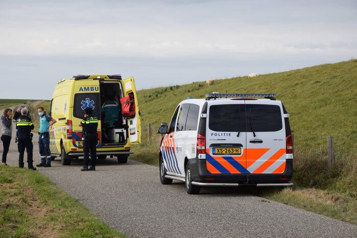 Jongen met scooter ten val