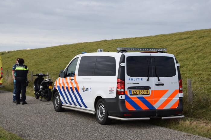 Jongen met scooter ten val