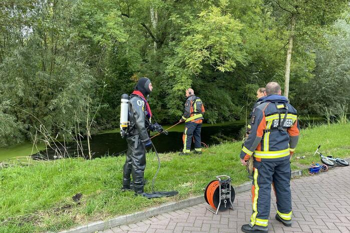 Brandweer verricht zoekslag door kinderfiets in sloot