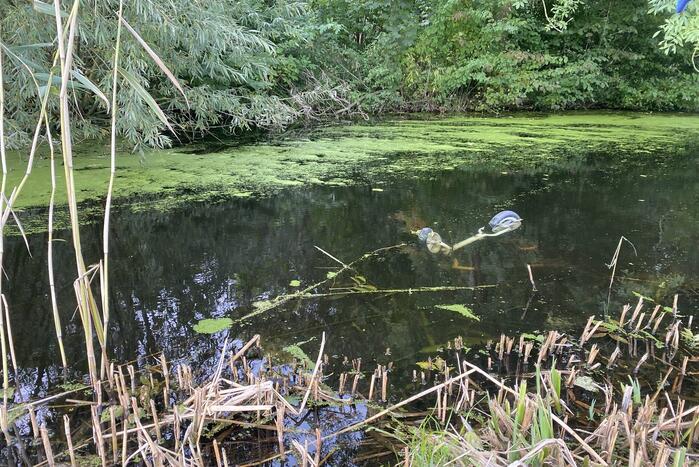 Brandweer verricht zoekslag door kinderfiets in sloot