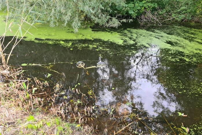 Brandweer verricht zoekslag door kinderfiets in sloot