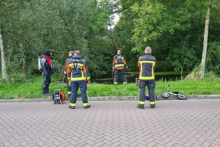 Brandweer verricht zoekslag door kinderfiets in sloot