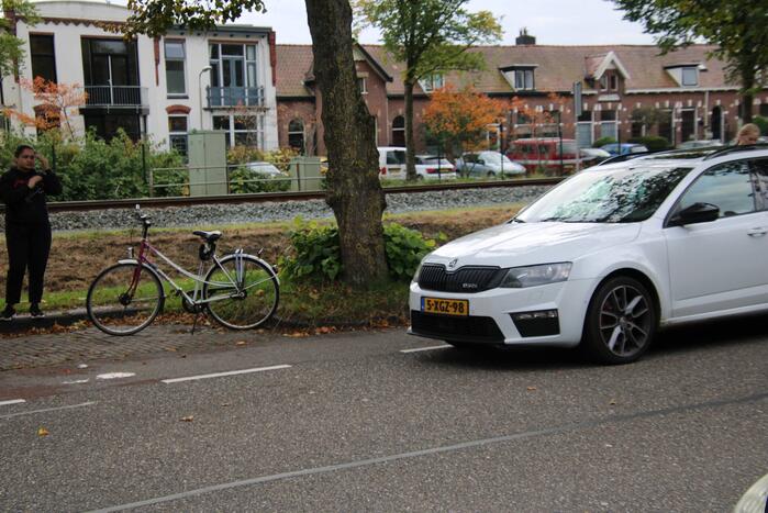 Fietser en personenauto met elkaar in botsing