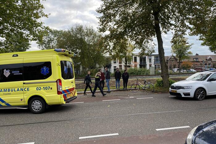 Fietser en personenauto met elkaar in botsing