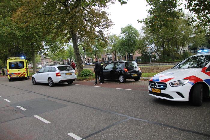 Fietser en personenauto met elkaar in botsing