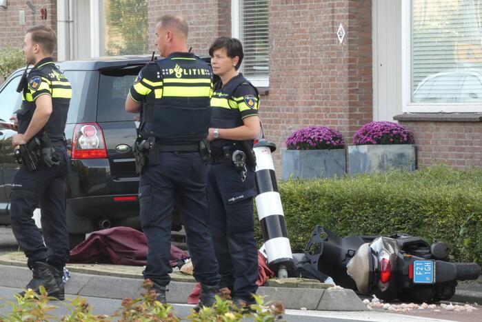 Snorfietser gewond door botsing tegen paal