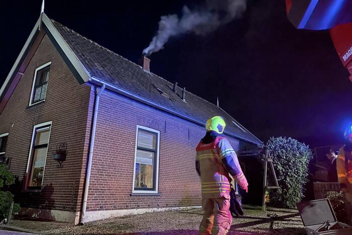 Brandweer dooft brand in schoorsteen