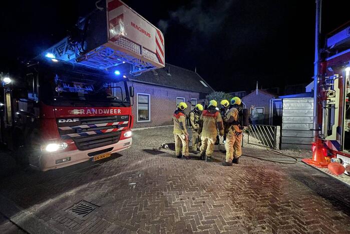 Brandweer dooft brand in schoorsteen