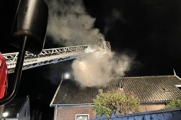 Brandweer dooft brand in schoorsteen