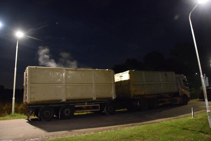 Brandweer controleert trailer van vrachtwagen door damp