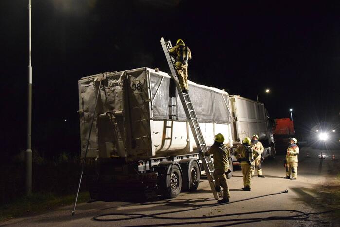 Brandweer controleert trailer van vrachtwagen door damp