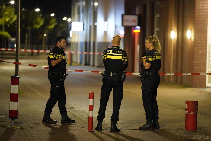 Onderhandelaar praat persoon op hoogte naar beneden