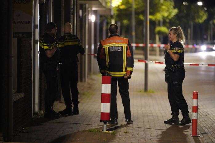 Onderhandelaar praat persoon op hoogte naar beneden