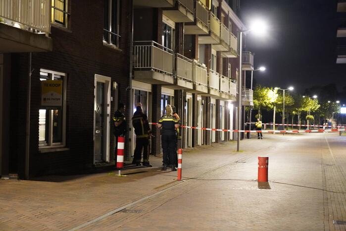 Onderhandelaar praat persoon op hoogte naar beneden