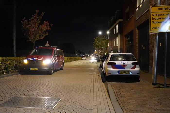 Onderhandelaar praat persoon op hoogte naar beneden