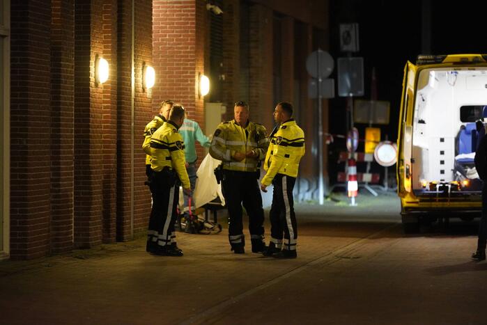 Onderhandelaar praat persoon op hoogte naar beneden