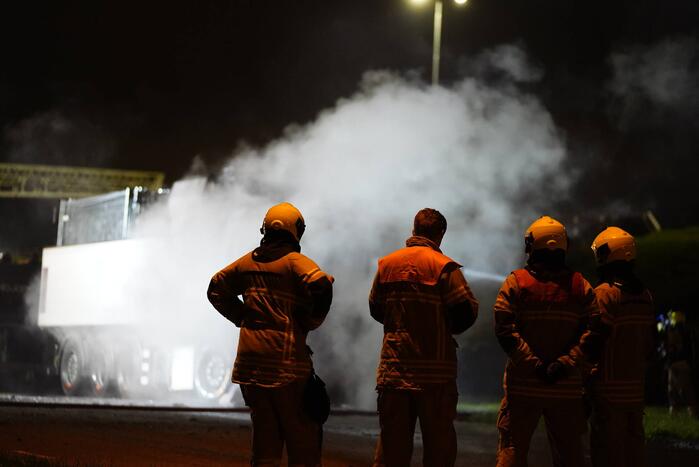 Vrachtwagencabine volledig uitgebrand