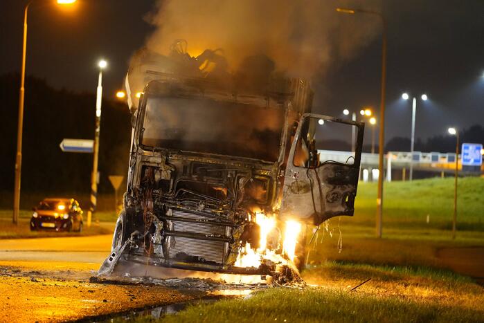 Vrachtwagencabine volledig uitgebrand