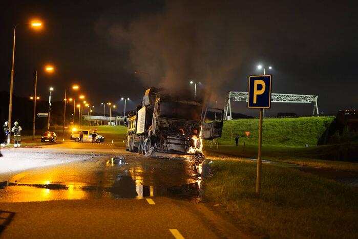 Vrachtwagencabine volledig uitgebrand