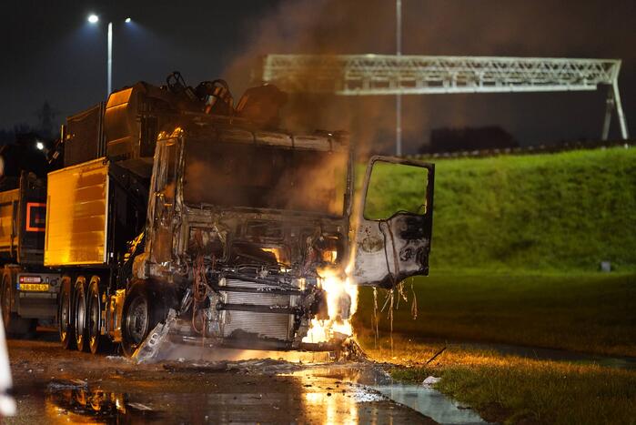 Vrachtwagencabine volledig uitgebrand