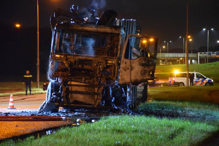 Vrachtwagencabine volledig uitgebrand