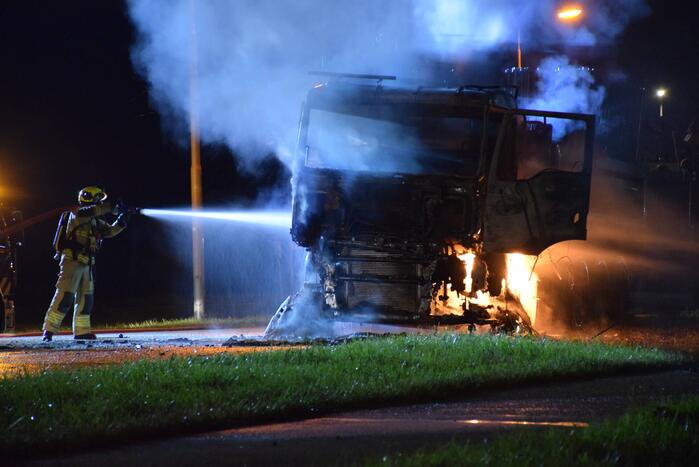 Vrachtwagencabine volledig uitgebrand