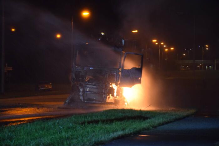 Vrachtwagencabine volledig uitgebrand