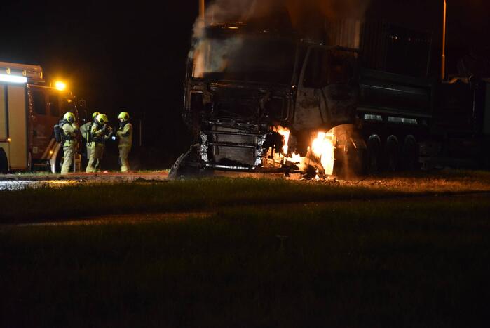 Vrachtwagencabine volledig uitgebrand