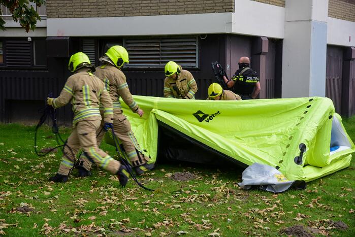 Man met verward gedrag door arrestatieteam uit flatwoning gehaald