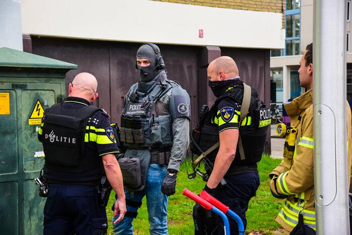 Man met verward gedrag door arrestatieteam uit flatwoning gehaald