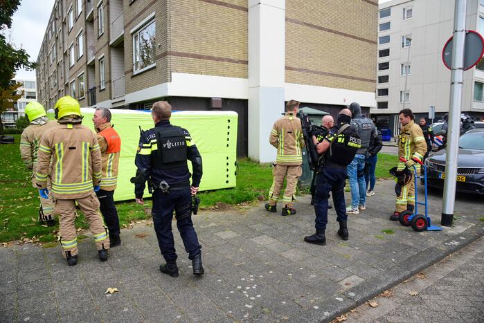 Man met verward gedrag door arrestatieteam uit flatwoning gehaald