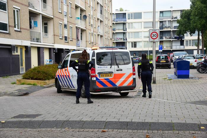 Man met verward gedrag door arrestatieteam uit flatwoning gehaald