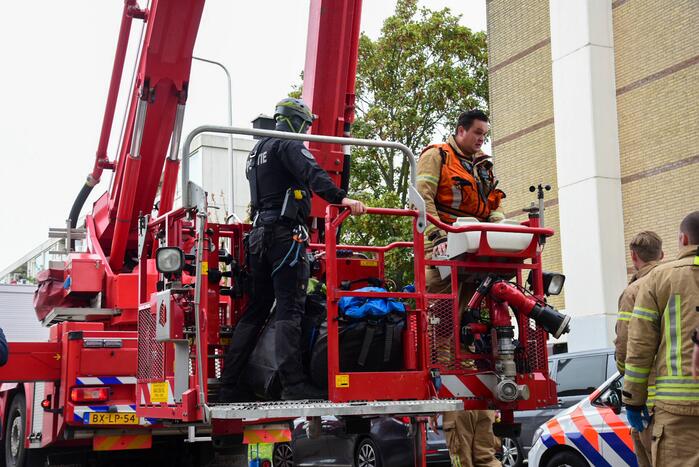 Man met verward gedrag door arrestatieteam uit flatwoning gehaald